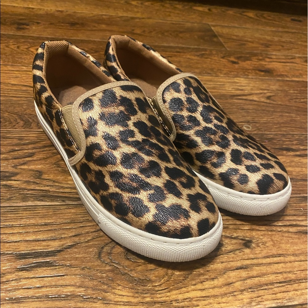 Girls Cheetah Print slip on shoes / Size - 6